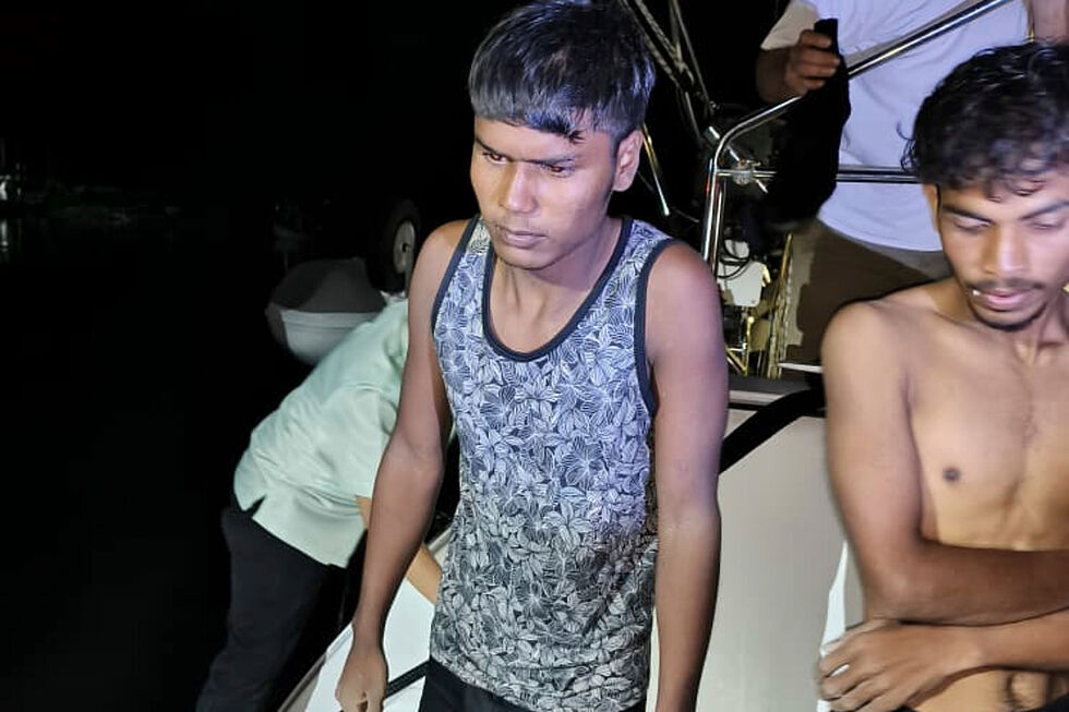 Barco com migrantes vira na Malásia; há um morto