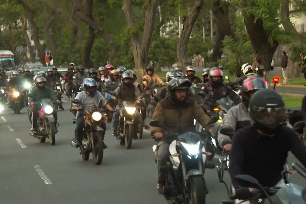 Motociclistas enchem as ruas de Lima em protesto contra novas regras do governo  