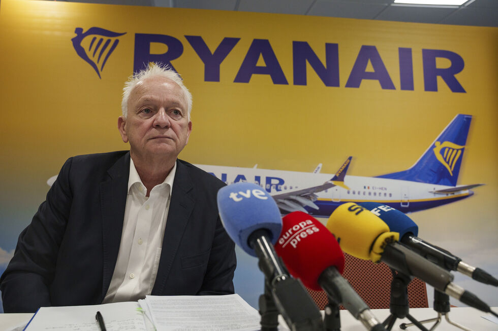 Conferência de imprensa da Ryanair com microfones e executivo