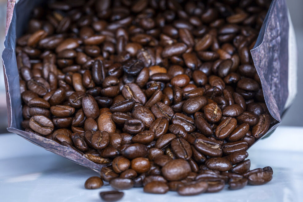 Preços do café sobem devido a furacões, tufões, escassas chuvas no Brasil e falta de mão de obra
