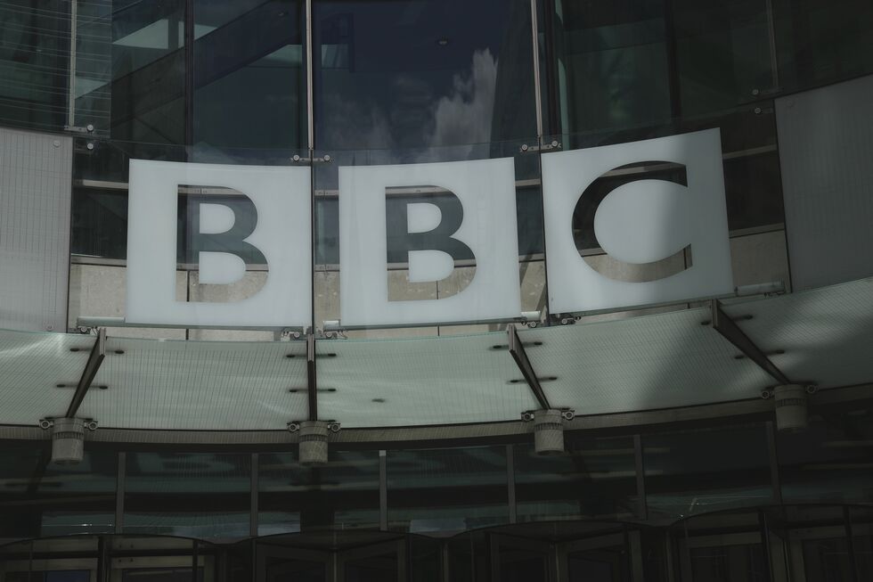 O governo britânico apoia uma BBC forte, apesar de erros de julgamento