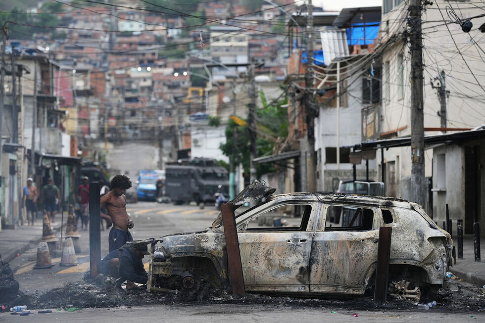 Carro destruído no Rio após operação falhada contra alvos criminosos