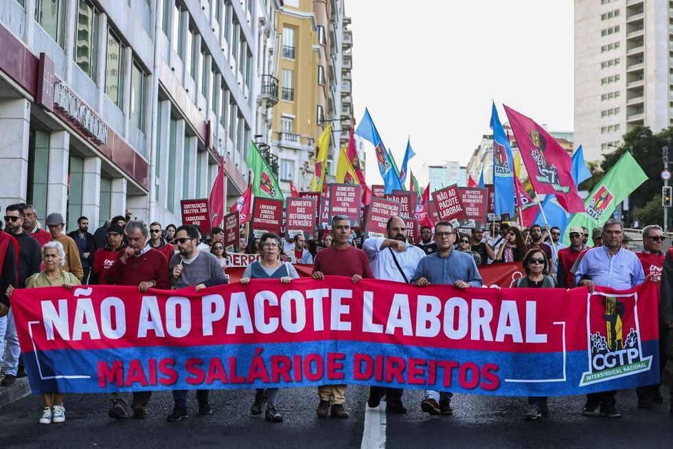 Manifestantes protestaram no passado sábado, dia 8, contra o anteprojeto do Governo para a revisão da legislação laboral 