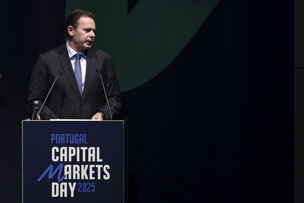 Montenegro quer baixar fatura do SNS a fornecedores, como Paulo Macedo fez na Saúde