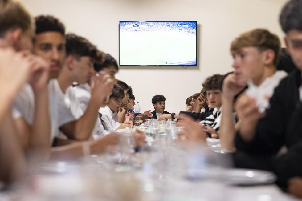 Cada vez nos juntamos menos à volta da comida. E quando o fazemos, a televisão e outros ecrãs estão omnipresentes