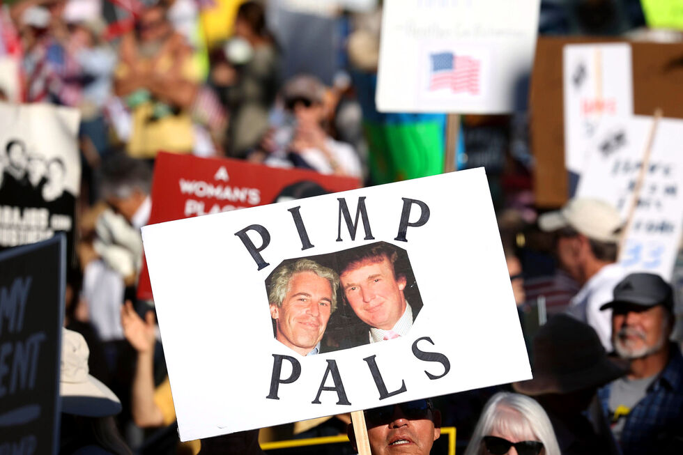 Protesto com cartaz alusivo a Trump e Epstein nos EUA