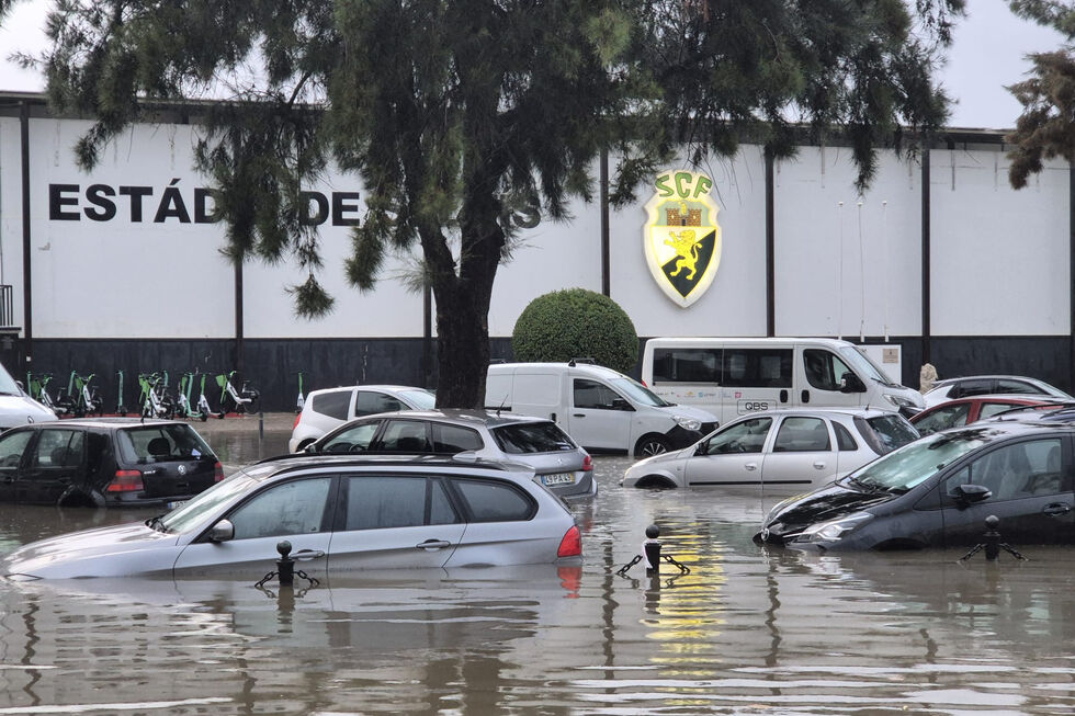 Faro enfrenta inundações; carros submersos perto do estádio