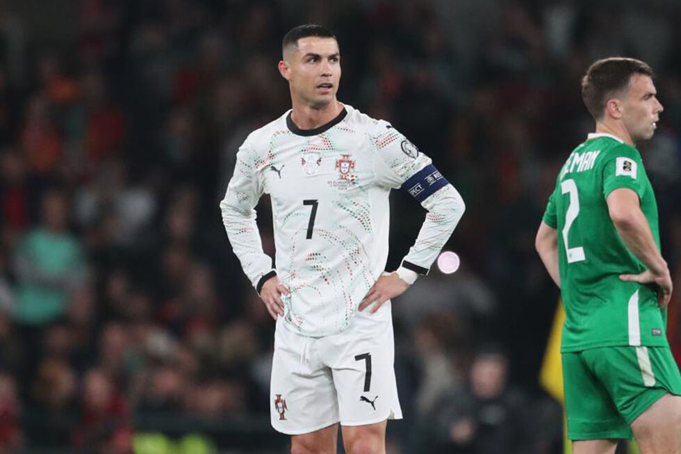 Cristiano Ronaldo em campo durante jogo de futebol