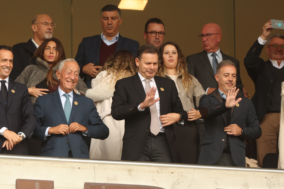 Pedro Proença, Marcelo Rebelo de Sousa e Luís Montenegro na tribuna presidencial do Estádio do Dragão