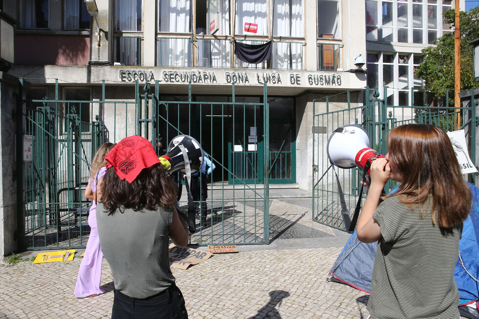 Estudantes da Greve Climática Estudantil protestam pelo fim dos combustíveis fósseis nas escolas
