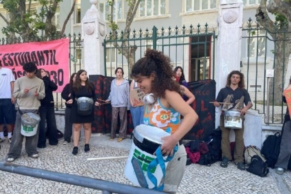 Estudantes do Liceu Camões protestam pelo fim dos combustíveis fósseis até 2030 em Lisboa