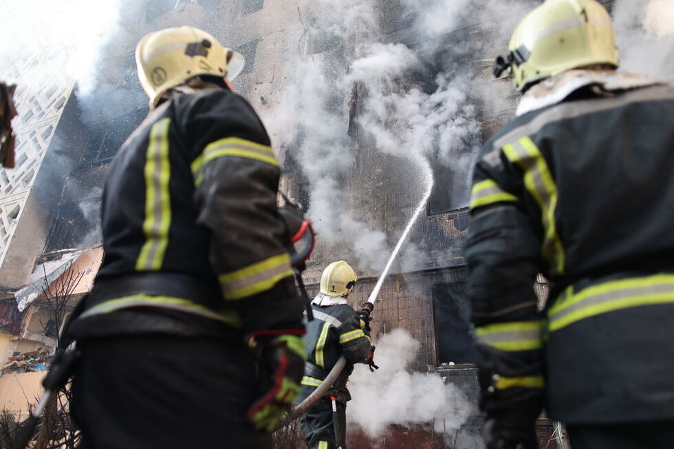 Bombeiros combatem incêndio