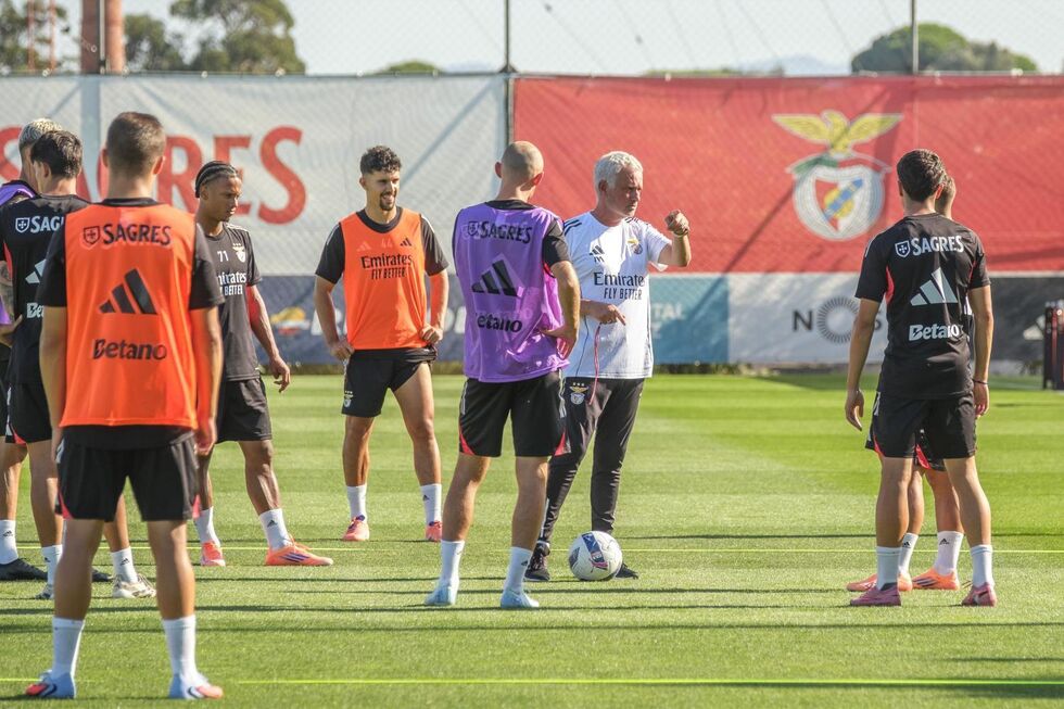 José Mourinho orienta treino do Benfica no relvado