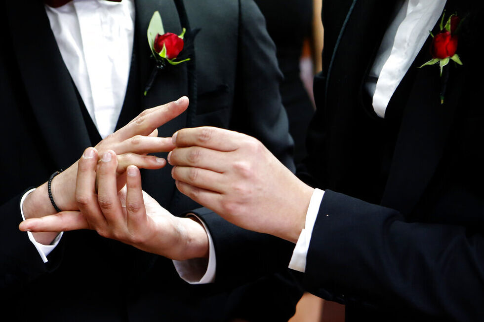 Casal do mesmo sexo celebra casamento, após decisão do Tribunal da UE