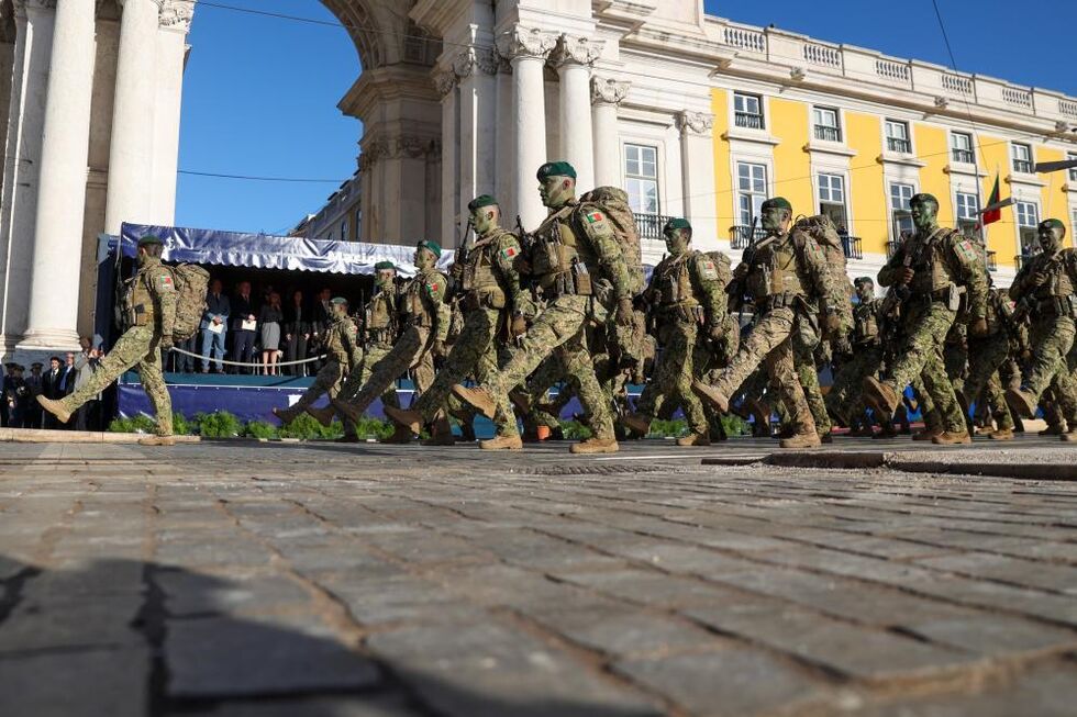 Parada militar na Praça do Comércio