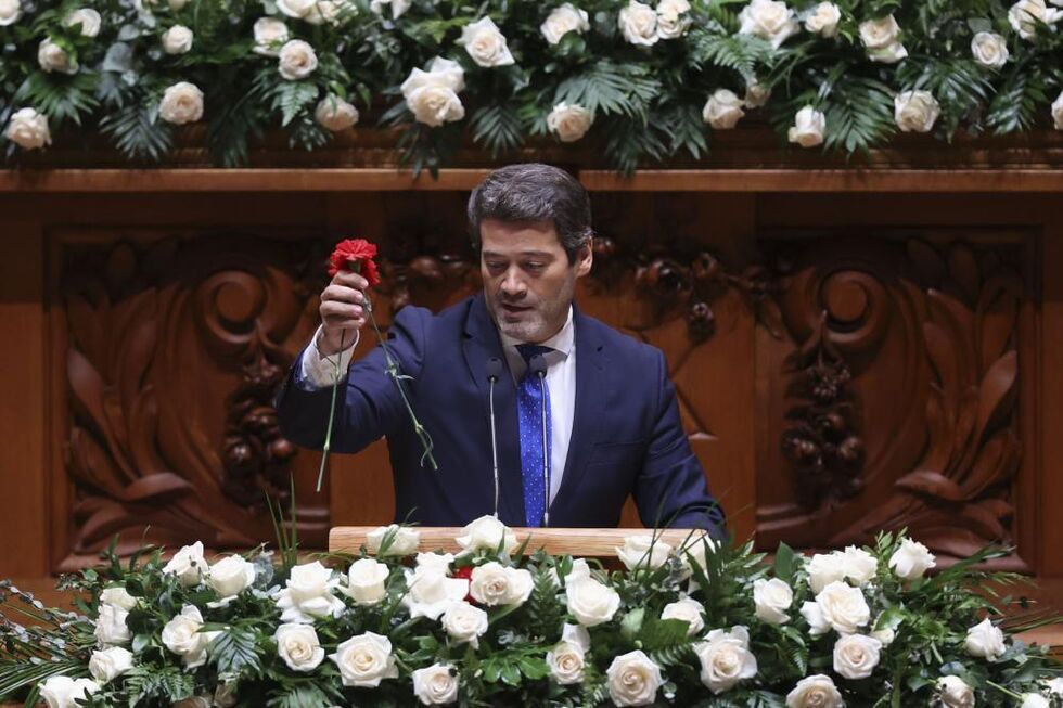 André Ventura retira os cravos vermelhos