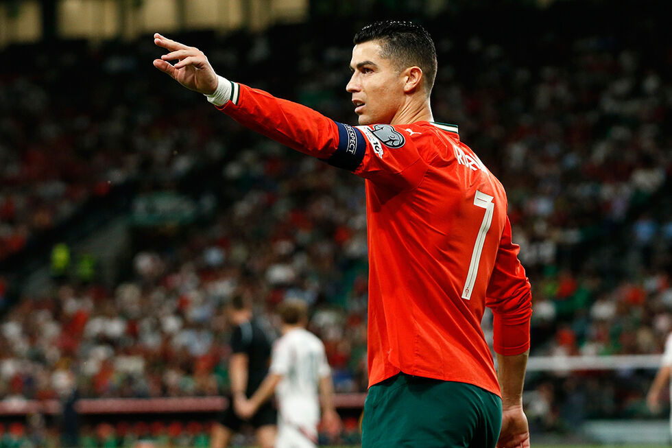 Cristiano Ronaldo em campo, com a camisola de Portugal