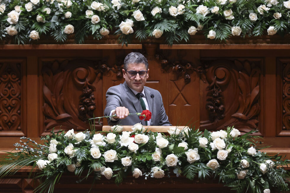 Cravos vermelhos e rosas brancas marcam efemérides na Assembleia da República