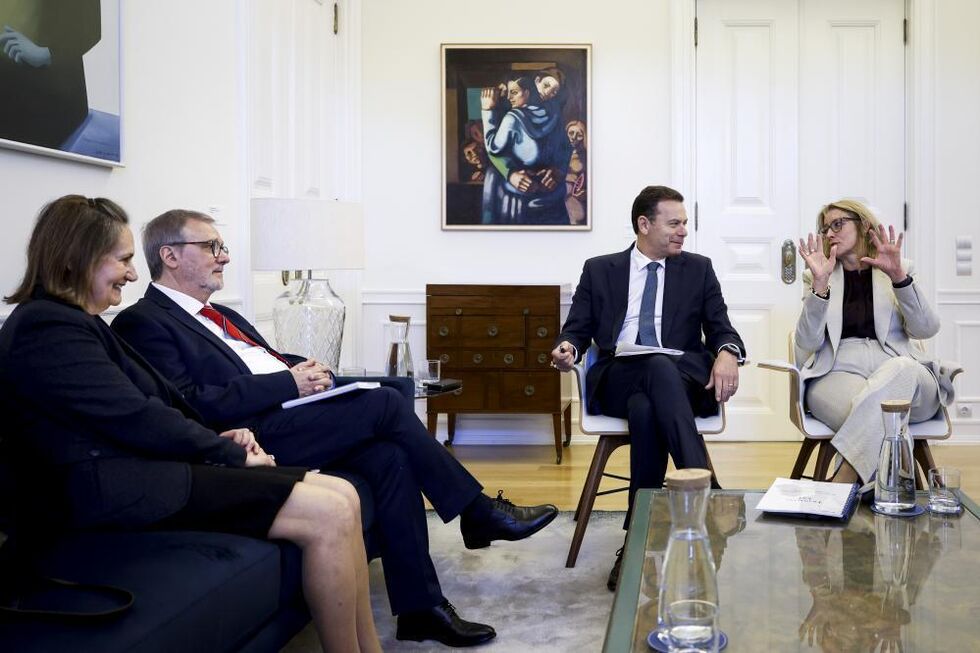 Reunião com figuras políticas em ambiente formal