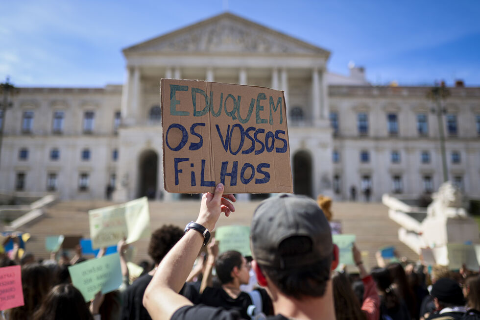 Protestos em frente à Assembleia