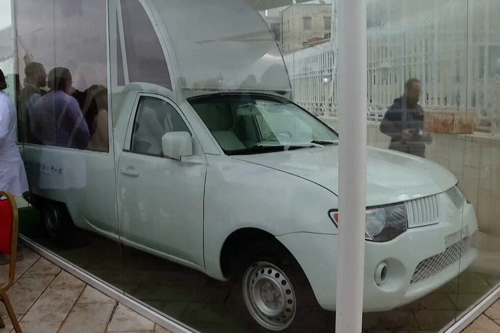 Papamóvel transformado em clínica móvel para crianças em Gaza   