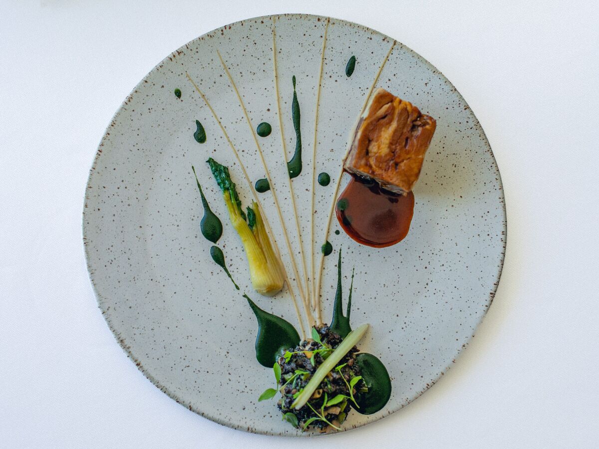 Receitas: o cabrito serpentina, aipo-rama e cogumelos selvagens do chef Gil Fernandes