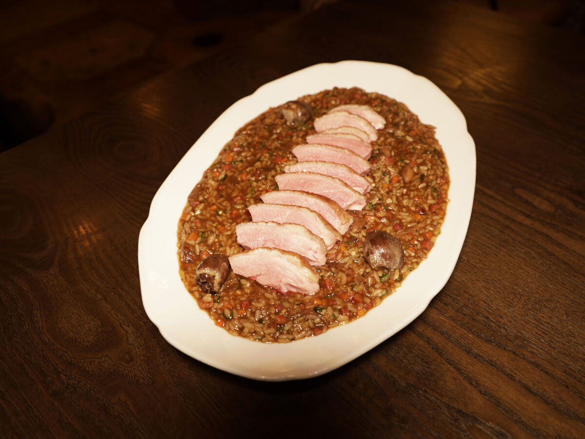 Receitas: o arroz de pato dos chefs Nuno Mendes e Bruno Antunes