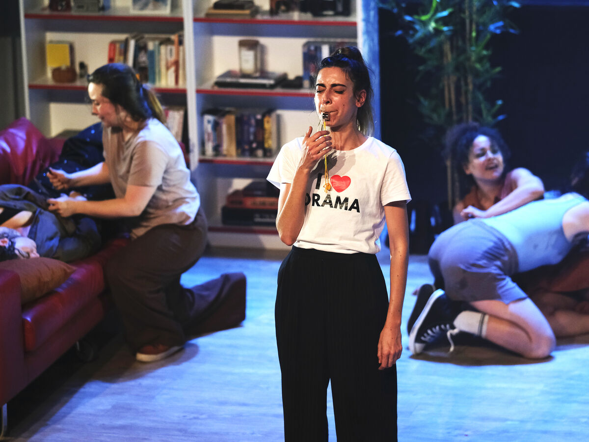 Humor, dor e ficção científica: 5 peças de teatro de 2025 que não esquecemos