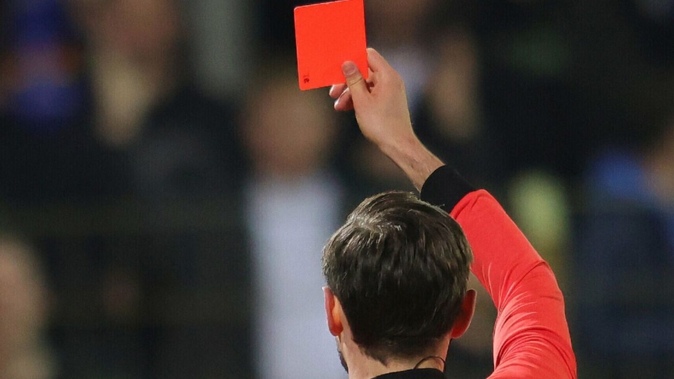 Árbitro mostra cartão vermelho