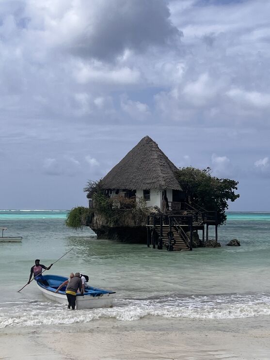 Quando a maré está cheia, a única  forma de chegar ao The Rock é de barco
