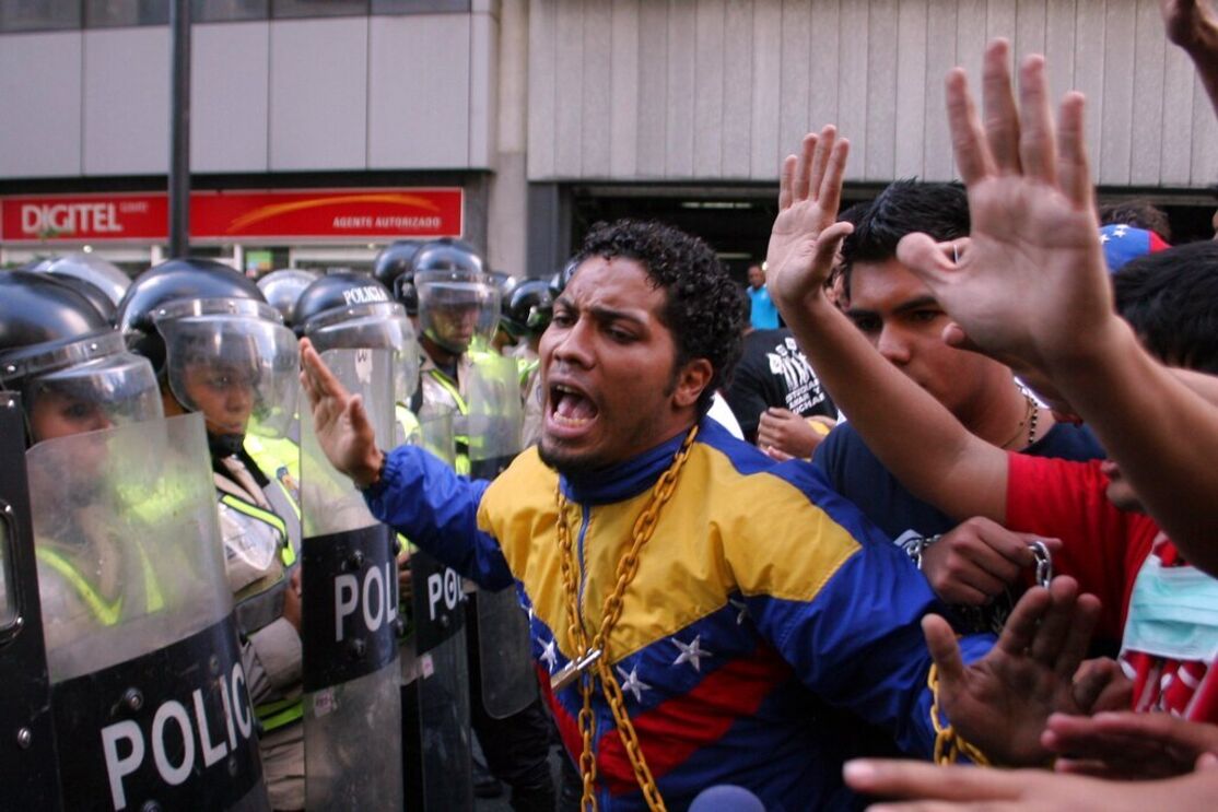 Oposição venezuelana protesta contra a falta de segurança e recomenda cautela