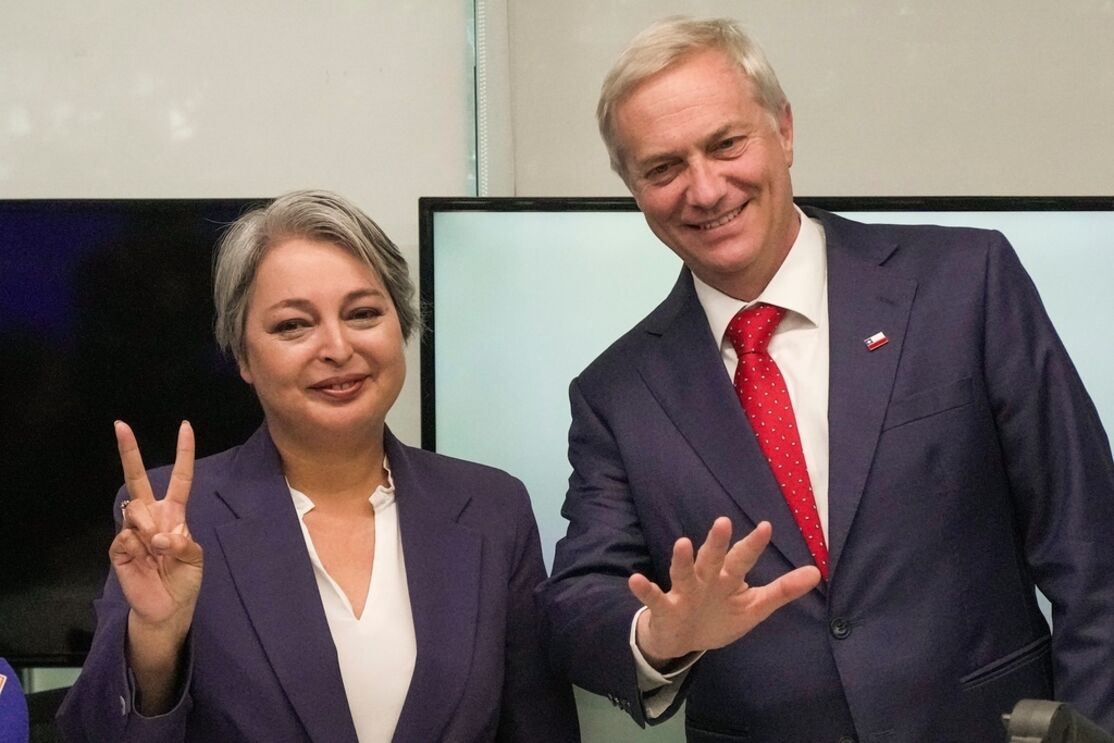 O candidato de extrema-direita José António Kast e a candidata comunista Jeannette Jara