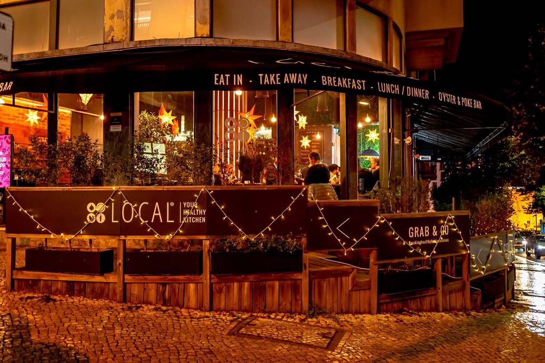 O restaurante apresenta opções de refeições no local, take-away, bar de ostras e de poke