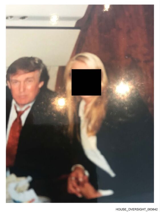 Novas fotos do caso Epstein mostram Trump rodeado de mulheres e preservativos