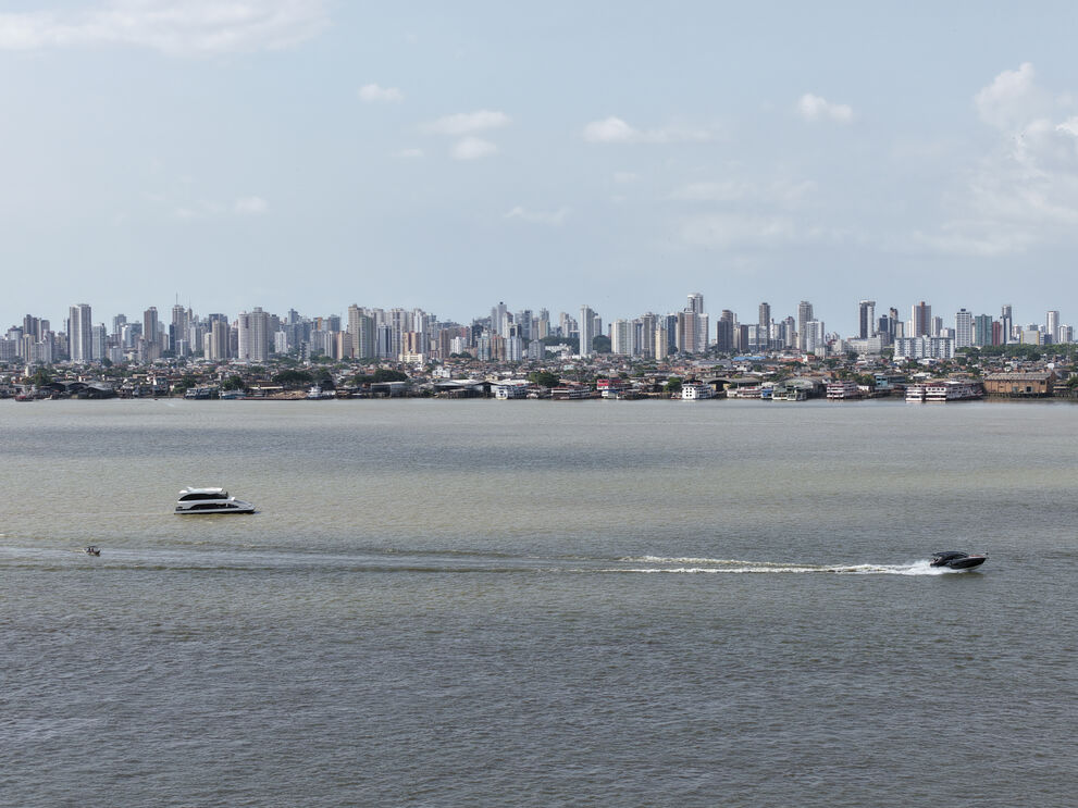 Belém do Pará desde a ilha do Combú, a cerca de 20 minutos de distância. A cidade tem 1,5 milhões de habitantes 