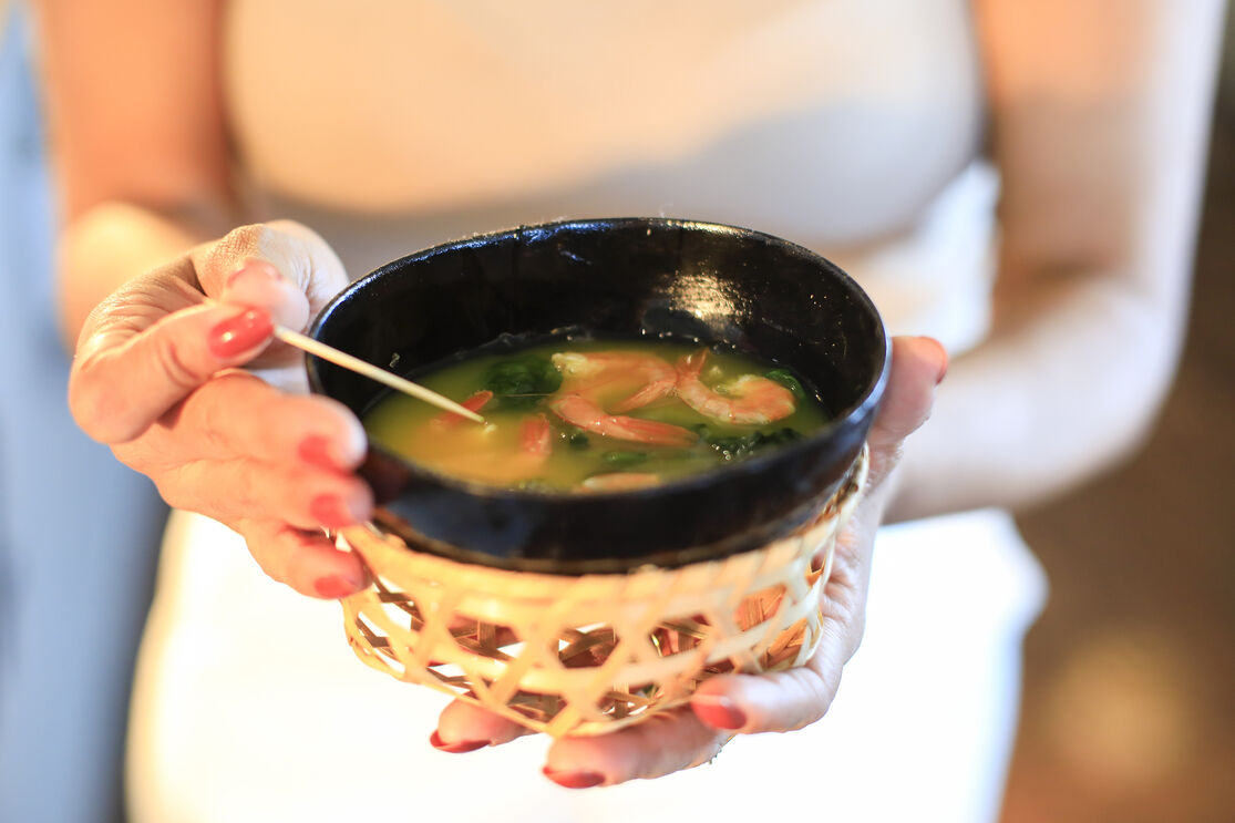 O caldo de tucupi com camarão é uma das receitas tradicionais da cozinha paraense. Este também levava jambu