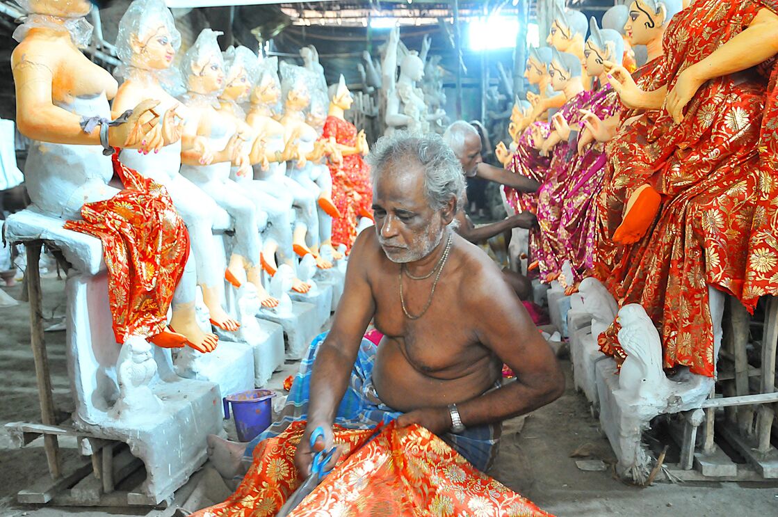 Kumartuli.  Bairro nas margens do rio Hooghly,  local onde os ídolos são feitos, com argila e palha, pintados e ornamentados