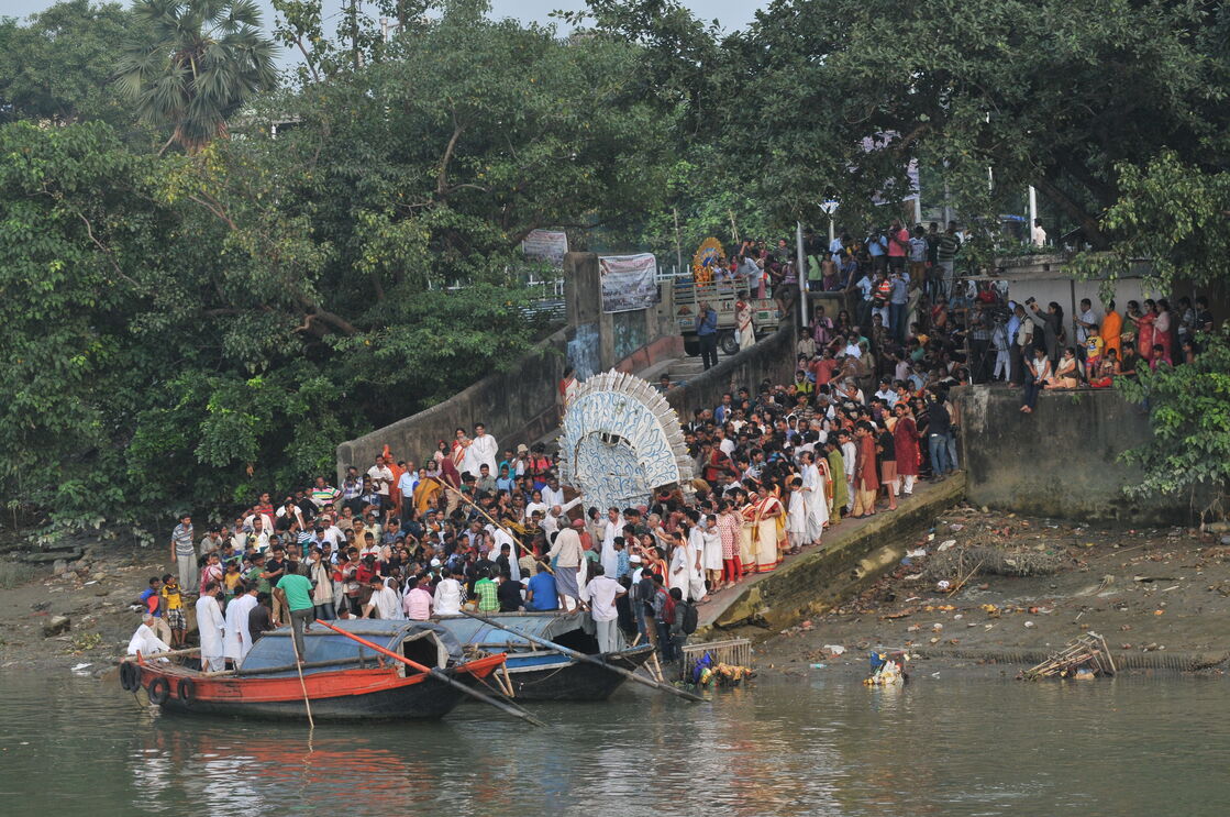 Manto protetor. No último dia, Durga é imersa no rio Hooghly, entre mantras e procissões. com a promessa que voltará no ano seguinte. protegendo todos em redor