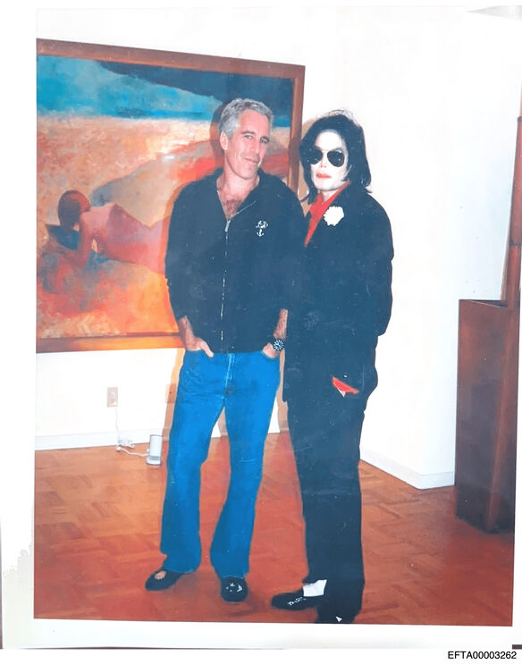 Jeffrey Epstein e Michael Jackson numa fotografia divulgada pelo Departamento de Justiça.
