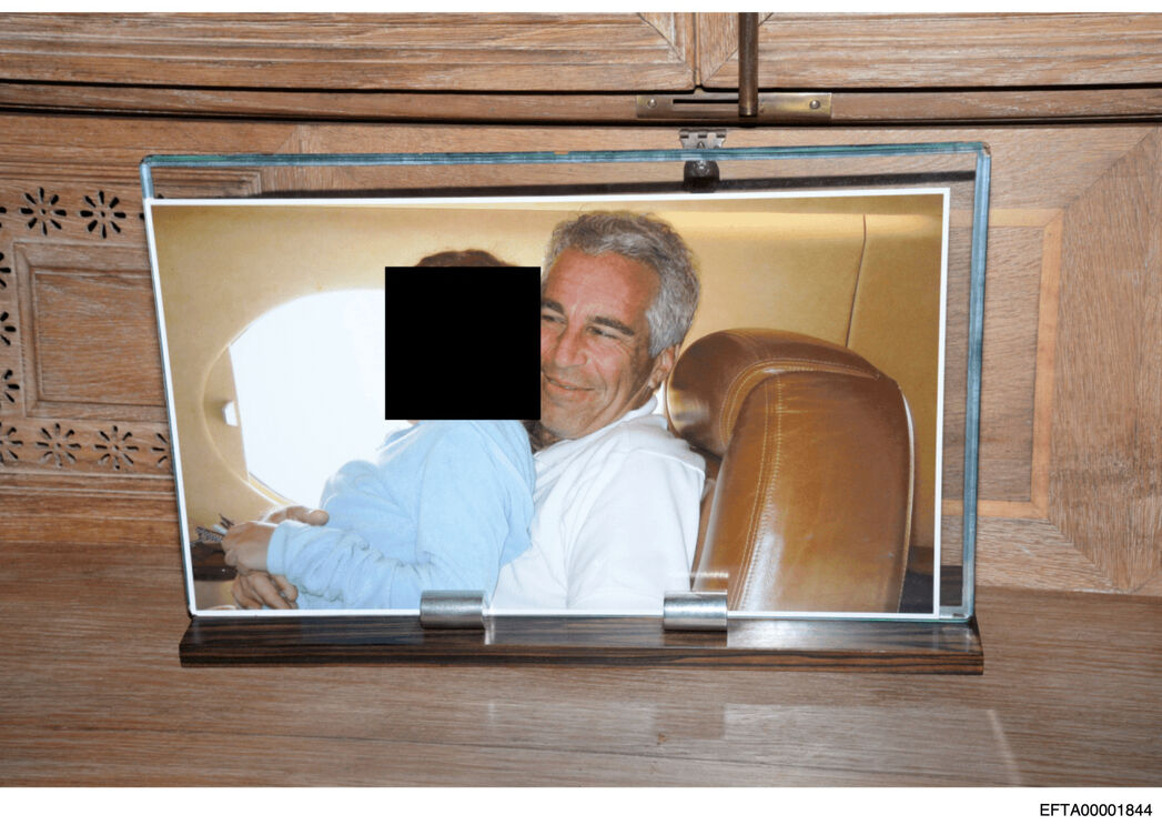 Fotografia emoldurada de Jeffrey Epstein com uma menor num avião divulgada pelo Departamento de Justiça