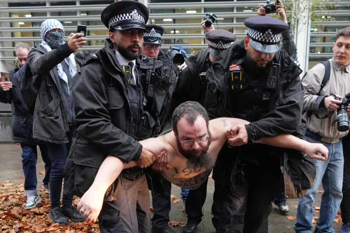 Protesto da Palestine Action: ativista detido por polícias durante ação