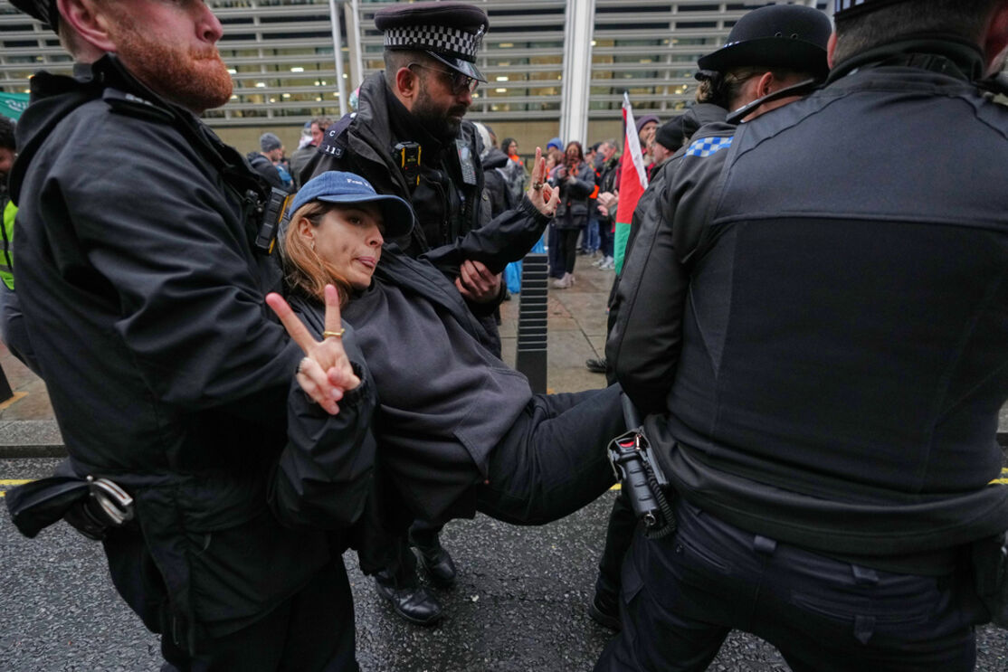 Protesto da Palestine Action: ativista detida por polícias 