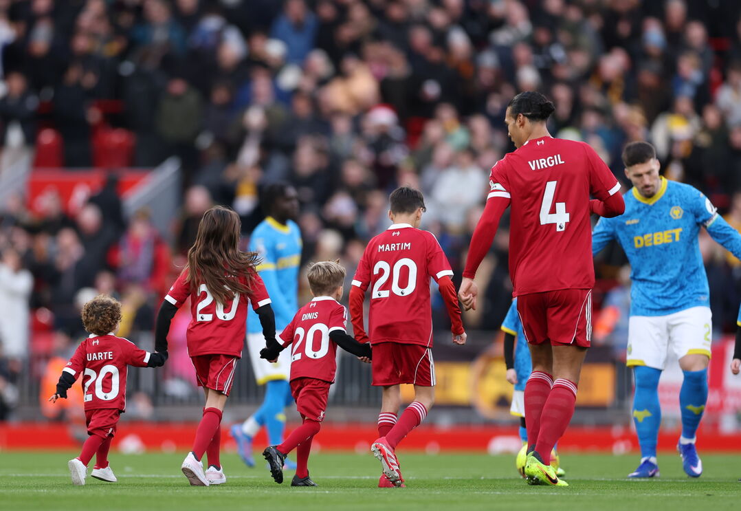 Filhos de Diogo Jota entram em campo com Van Dijk, ovacionados por adeptos no Liverpool-Wolverhampton