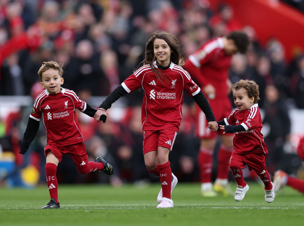 Filhos de Diogo Jota no relvado de Anfield antes do Liverpool-Wolverhampton