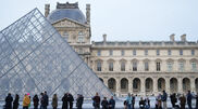<![CDATA[ Assaltantes do Louvre revelam detalhes do roubo e contam que iam receber até 25 mil euros ]]>