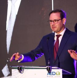 Governo admite que filas no aeroporto de Lisboa 'são um embaraço'