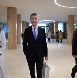 Marcelo continua a trabalhar e deve ter alta hoje: José Luís Carneiro visitou-o e levou-lhe um livro