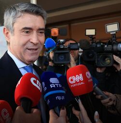 José Luís Carneiro reage a escutas reveladas pela SÁBADO e nega que tenha pedido favores