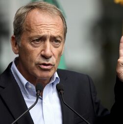 Luís Filipe Menezes suspende temporariamente apoio a passes de idosos em Gaia, PS contra 'corte'