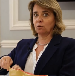 Catarina Martins mostra 'unboxing de assinaturas' depois de 'notícia muito assustadora'